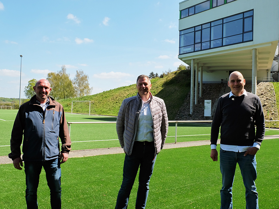 WILKA specialist dealer Jörg Ehlers, Marcel Beu from WILKA and Sebastian König, commercial director of the Uwe Seeler Football Park, in conversation on site.