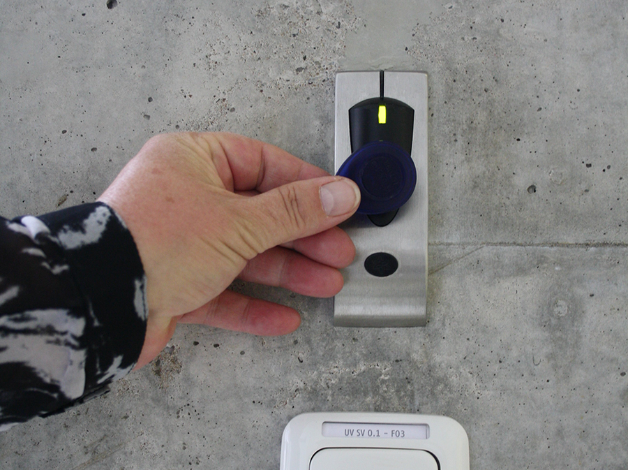 Access control with a transponder on the WILKA wall reader