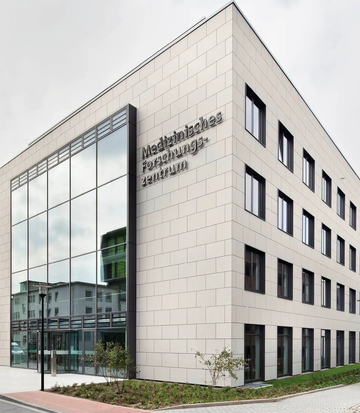 Secure access control at the research centre of Essen University Hospital Around 450 employees have access to the research centre at Essen University Hospital, but of course not everyone is allowed in everywhere. The sensitive laboratory areas, for example, may only be accessed by a few authorised persons.