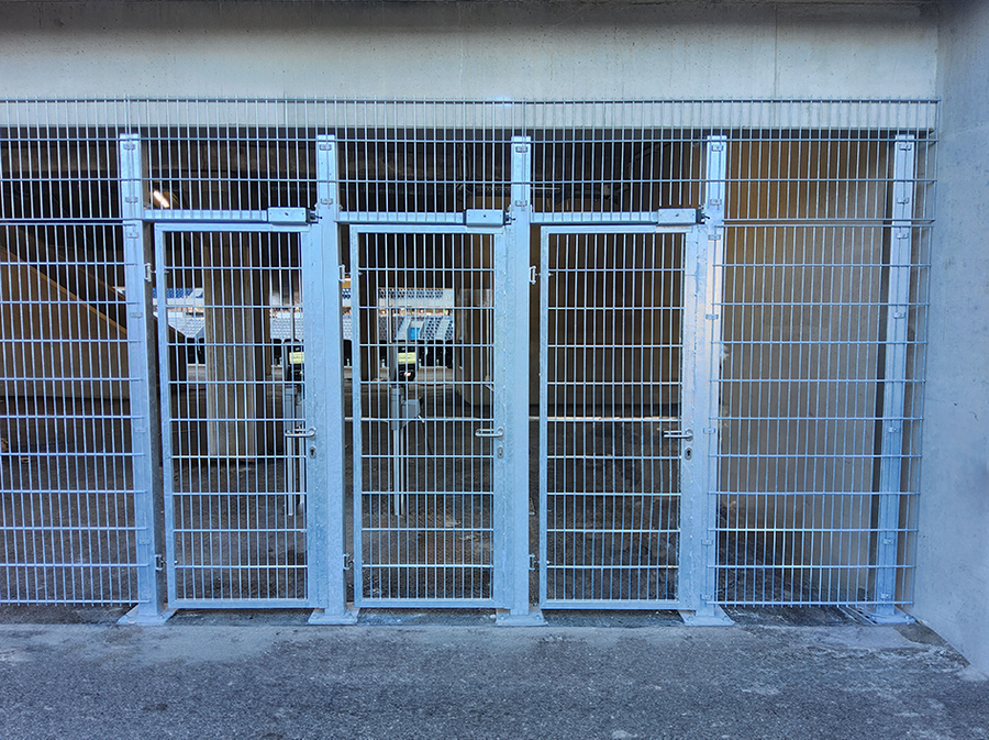 The locks equipped with an escape door function in accordance with DIN EN 1125 are used in the doors of the visitor block entrances.