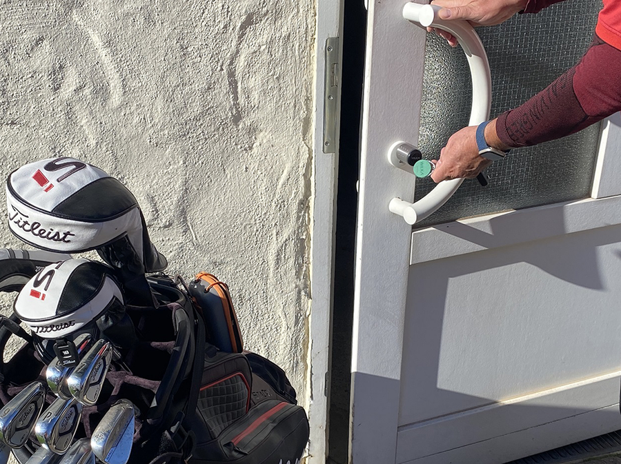 The doors are opened with a transponder